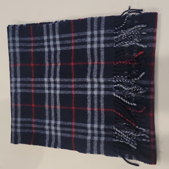 Authentic Burberry lambswool scarf. - Picture 3 of 6